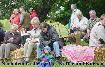 Nach bem Grillen gab es Kaffee und Kuchen